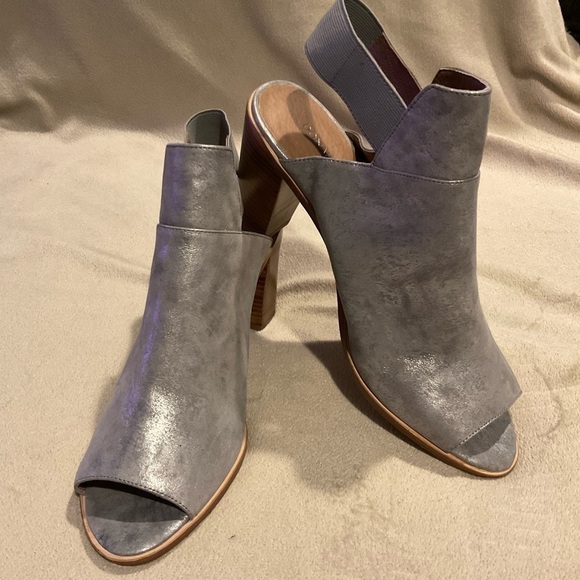DONALD Pliner Khloe Metallic Silver Peep Toe Sandals Booties S… - Picture 1 of 7